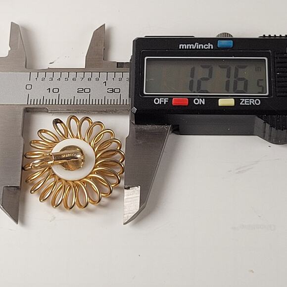 Vintage Emmons Gold Tone White Cabochon Clip-On Earrings Floral Design - Picture 4 of 16